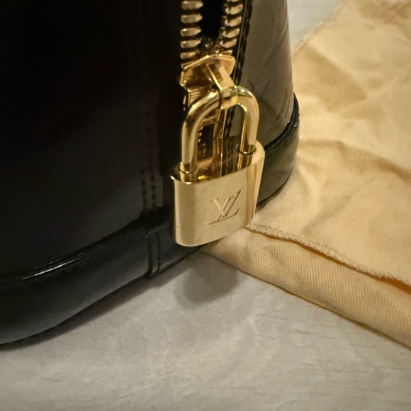 Louis Vuitton Deep Plum Patent Leather Women's Bag - Picture 4 of 12